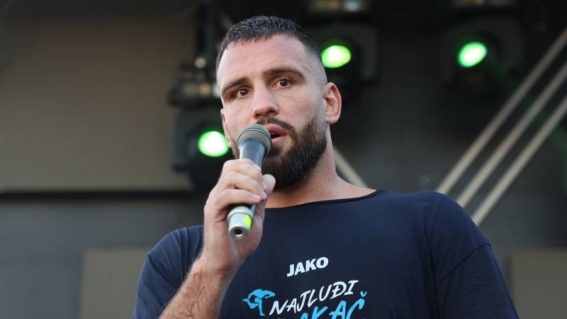 Плазибат назвао прекид борбе Верховена и Усика пљачком