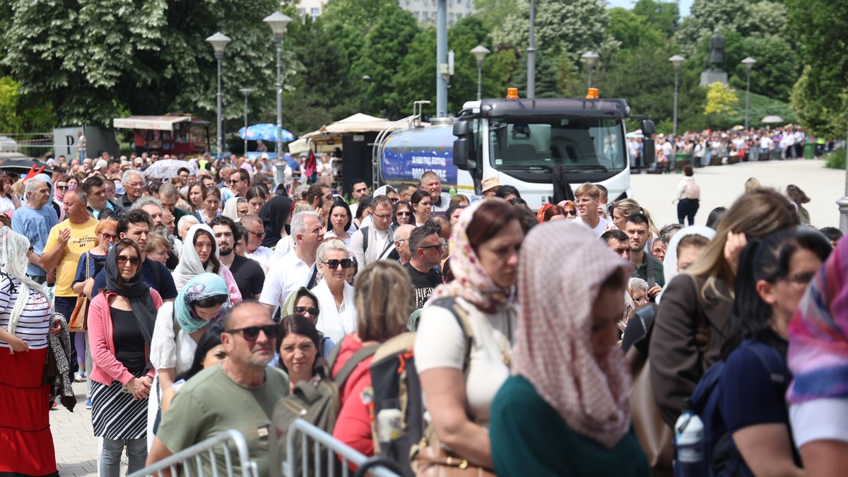 Свети појас Пресвете Богородице напушта Београд после 800.000 верника