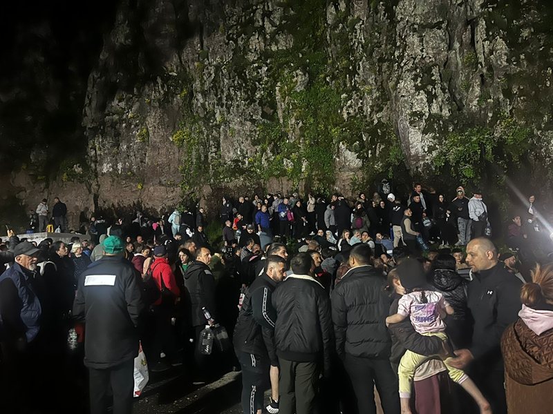Stotine ljudi priključilo uz uzdravljivu izvoru na Dambal nad Momčilgradom