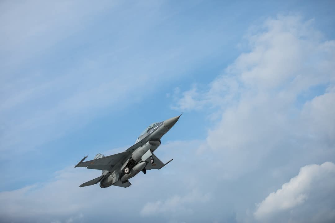 Румунски F-16 Снажно Пушти Дрона над Естонијом