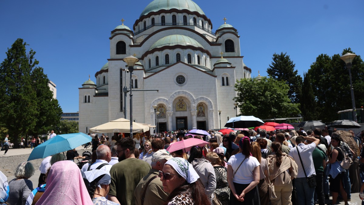Грађани чекају шест сати испред Храма Светог Саве да би се поклонили појасу Богородици