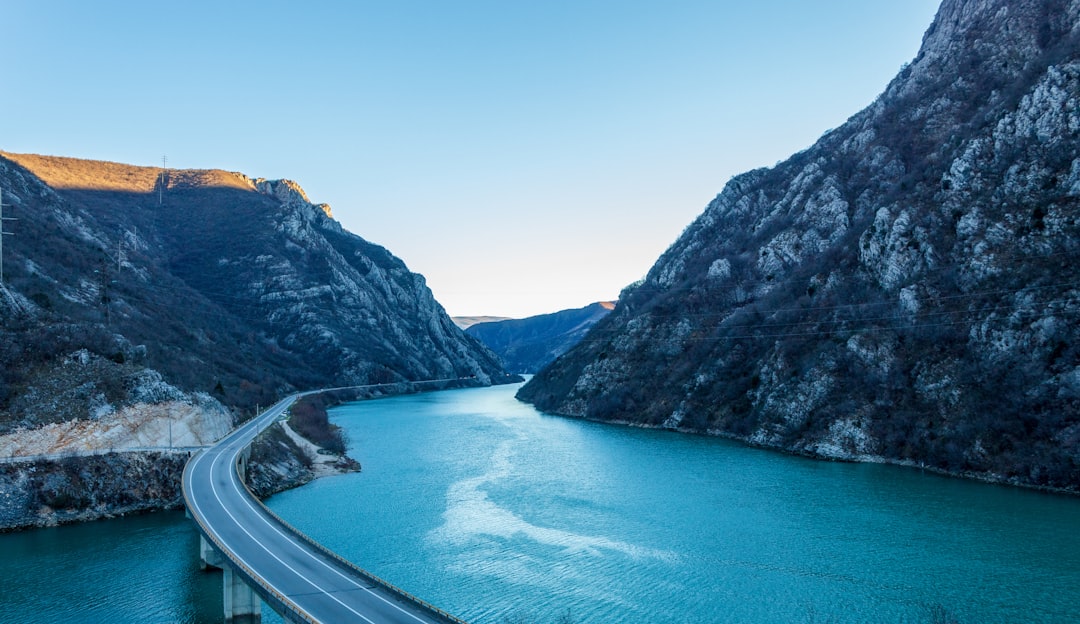 Бела вода и ратни ожици: Кајакинг кроз клисуру Неретве у Херцеговини