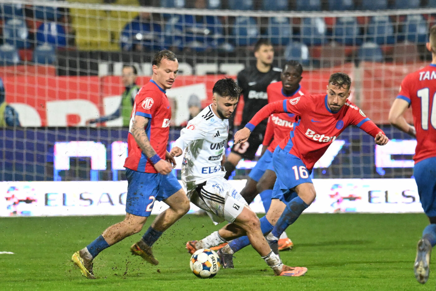 FCSB vs Botoșani: Ефир наполовину финала плееаута за UEFA Конференцију Лигу