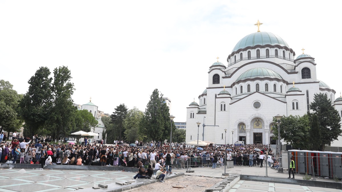 10 сати чекања: Верници издржавају жегу и гужву да би покланели Свети појас