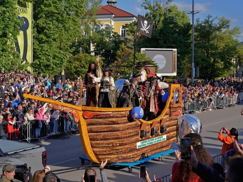 Gabrovski Karneval "Kraj je blizu. Neka mu otkazemo kraj!" započinje 16. svibnja