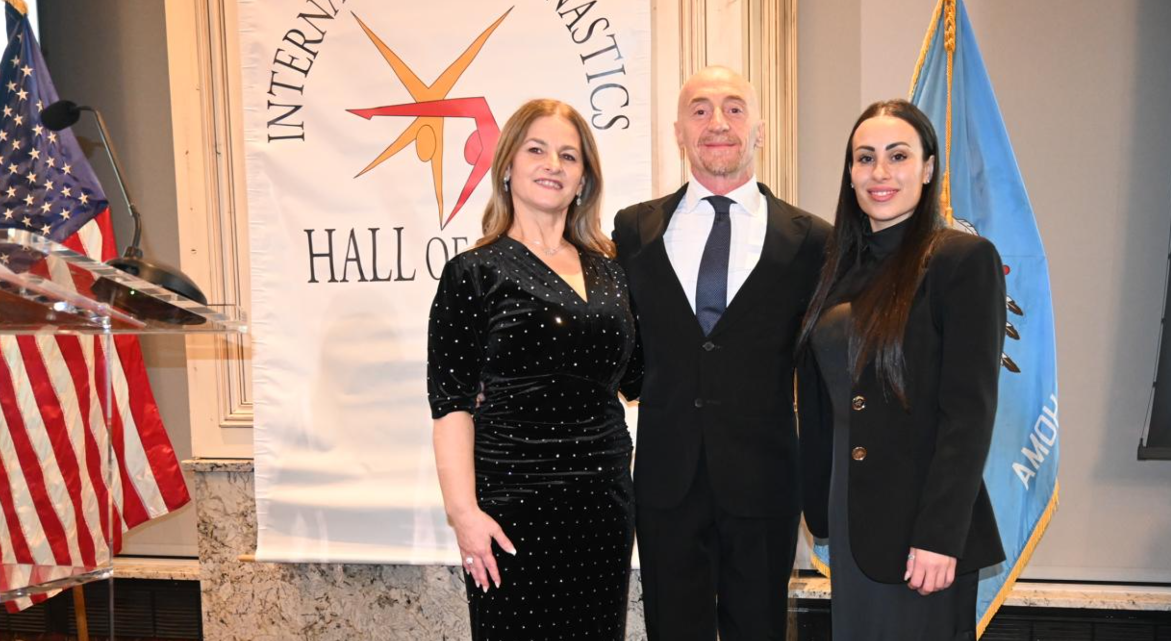 Надија Команећи уводи три гимнаста у Хол оф Фаме у Оклахоми