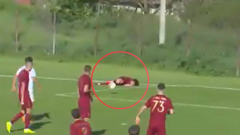 ВИДЕО: ОВАЊЕ СИГУРНО ЈОШ НИСТЕ ВИДЕЛИ! ПОГЛЕДАЈТЕ ЈЕДАН ОД НАЈБИЗАРНИЈИХ АВТОГОЛОВА ИКАД