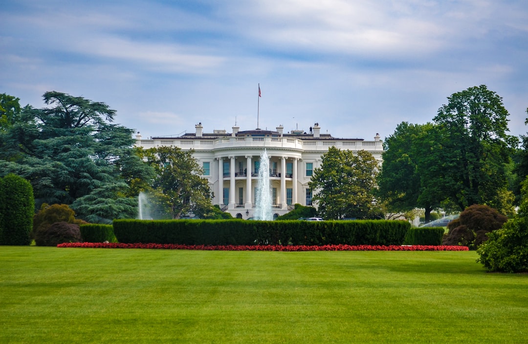 Предлог Трампа за меч у клупи у Белој кући доживљава оштро одбијање у новом истраживању