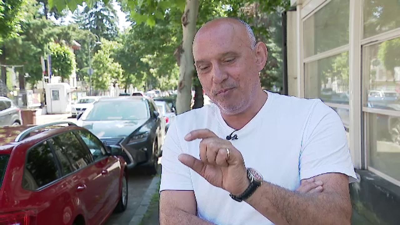 Хаги се клони: Хиндрих у стартној постави, Аиони ван за Велс