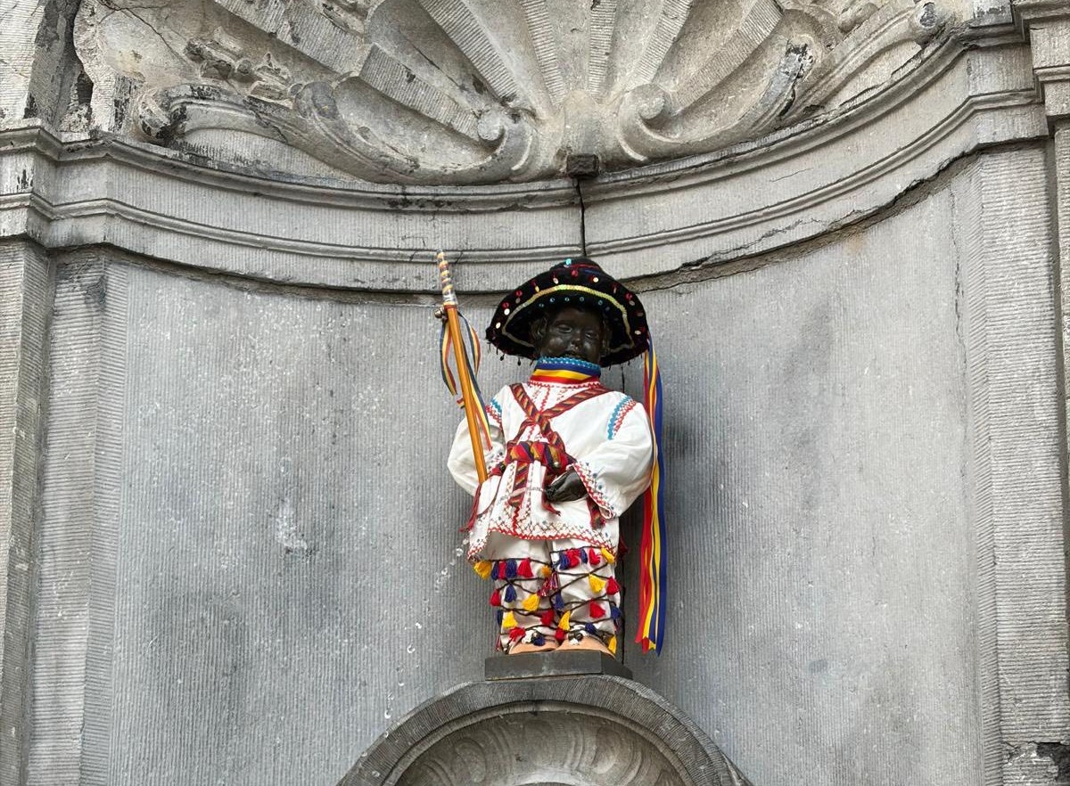 Manneken Pis u Brusu oblačen romunskom narodnom odjevom