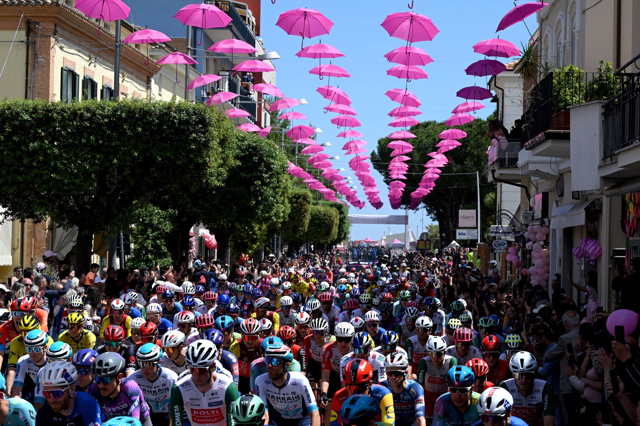 Giro d'Italia Dobiće Posjetitelje Rožovim Bannermi na Glavnoj Uliči u Plovdivu