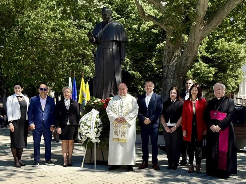 Паметник папе Франциска оouverен у Раковском