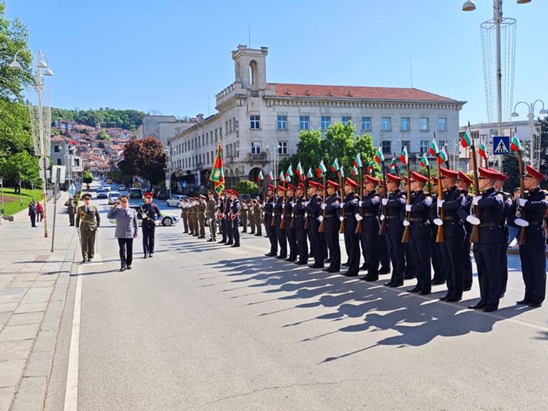 Veliko Tarnovo Oslavljalo 6. Svibnja s Vojskom i Tradicionalnim Gergiev Pjesmama