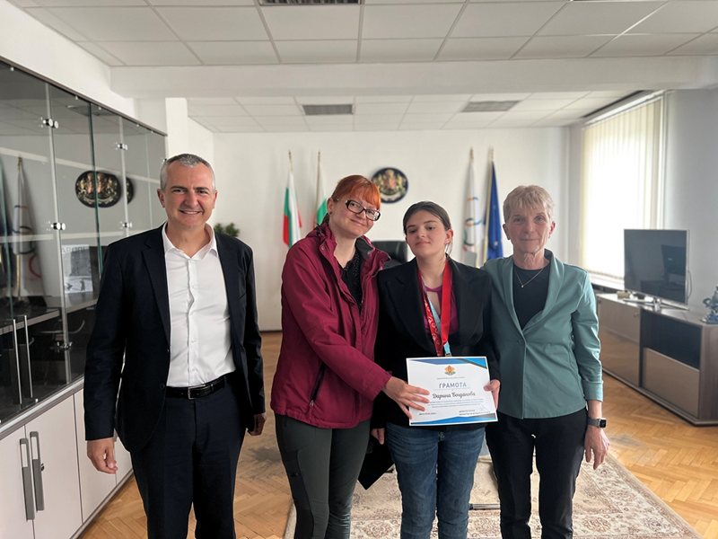 Ministar Iliev nagrađuje sertifikat medaljistici Special Olympics Darini Bogdanovoj