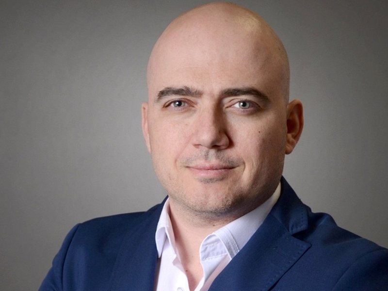 Stručnjak iz Turizma, Nasilno Uvršten u Politiku, Nastupa Ministrom