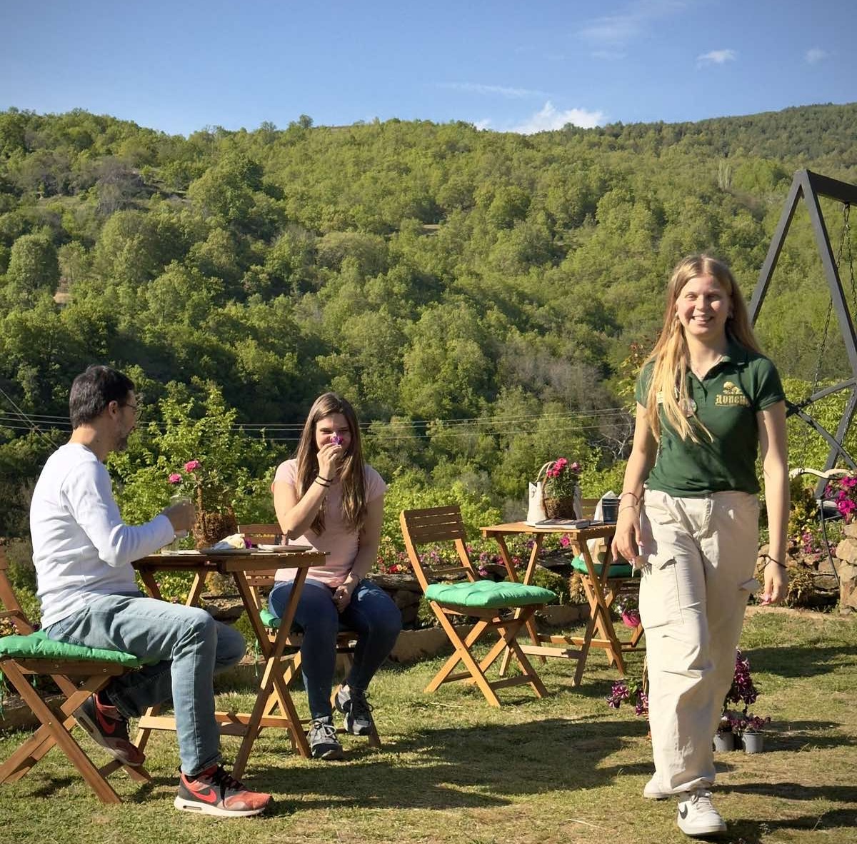 Stotine Turista Obilježavaju Gergyovden u Doleni, Jednom od Najlepših Sela u Bugarskoj