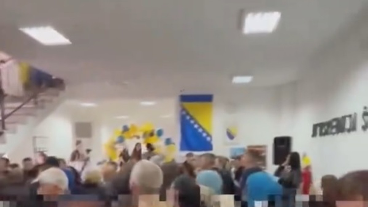 Скандал на матуранском вечењу у Цазину: Две маче су се побили за место код црвеног тапица