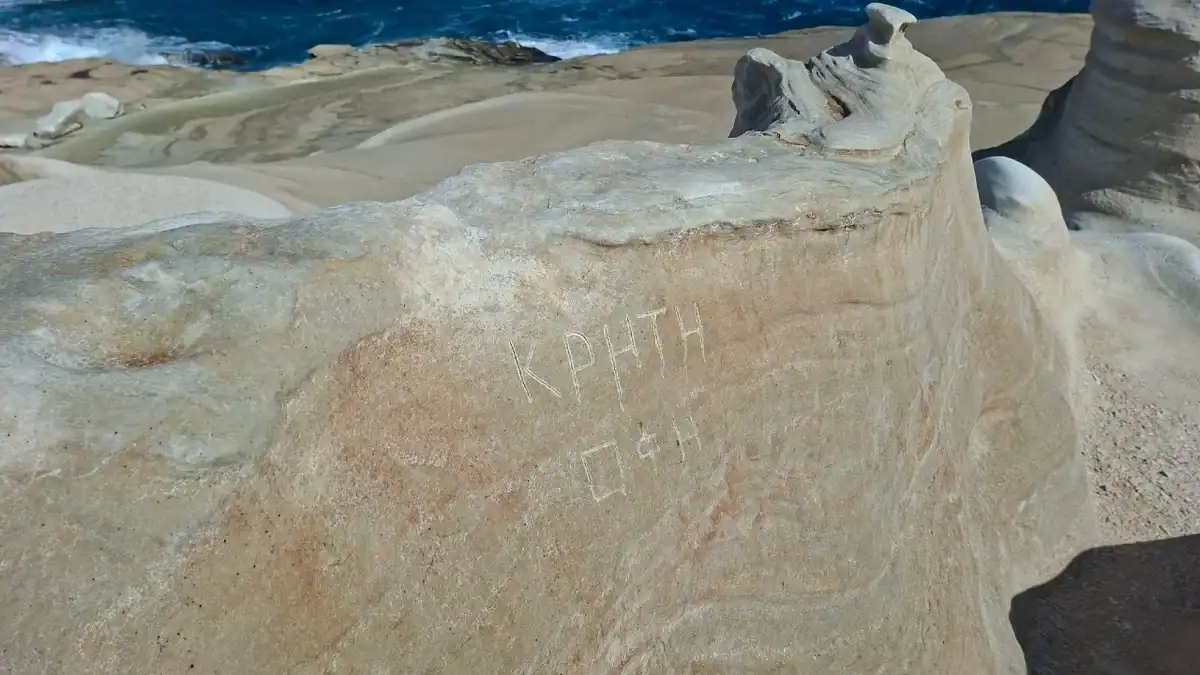 Vandalizam na Sarakiniko: "Crete OFI" upisano na vulkanske kamenje Milos