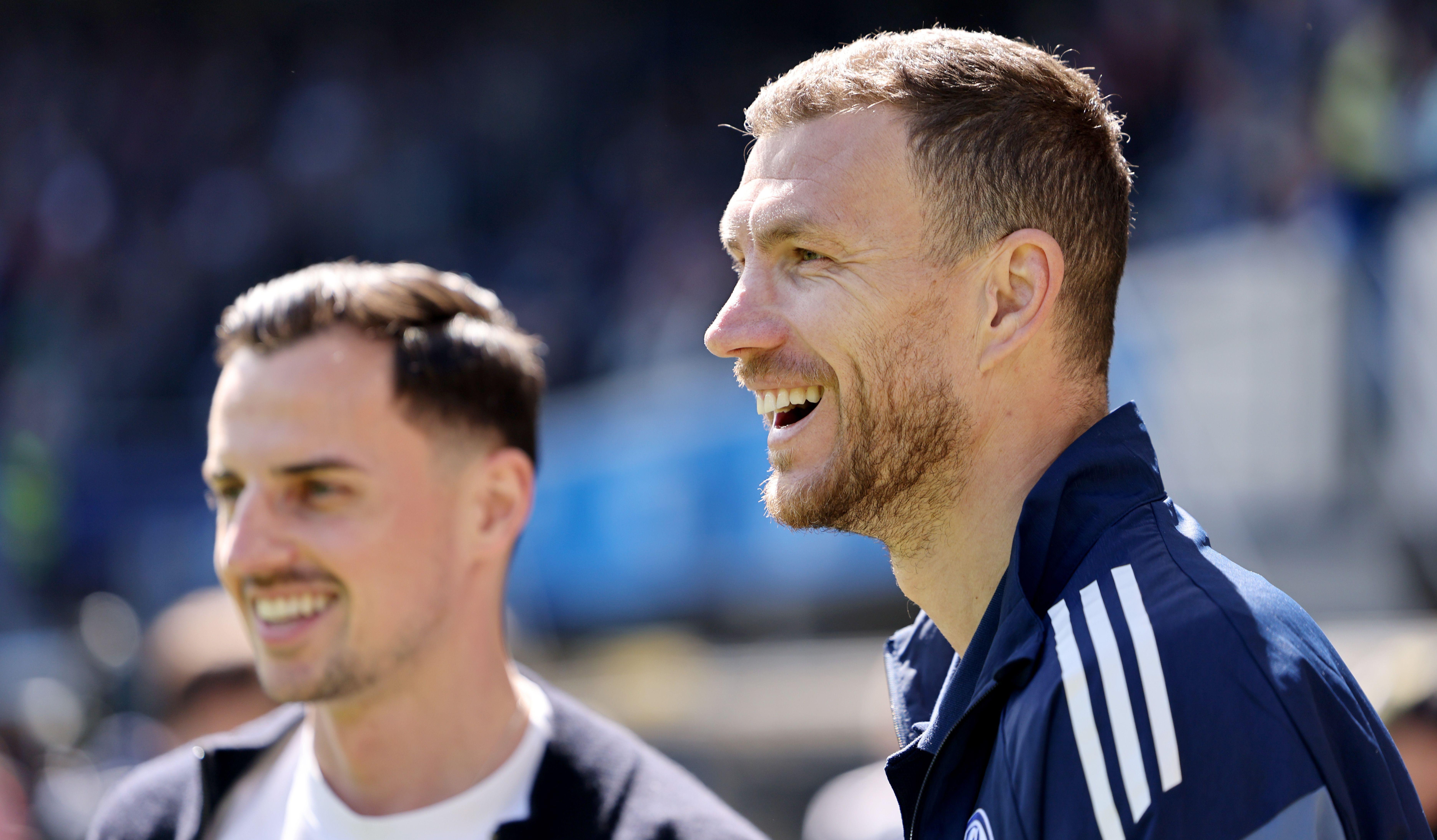 Schalke 04 Počuje s Edinom Džekom o Prvoj Sezoni u Bundesliga