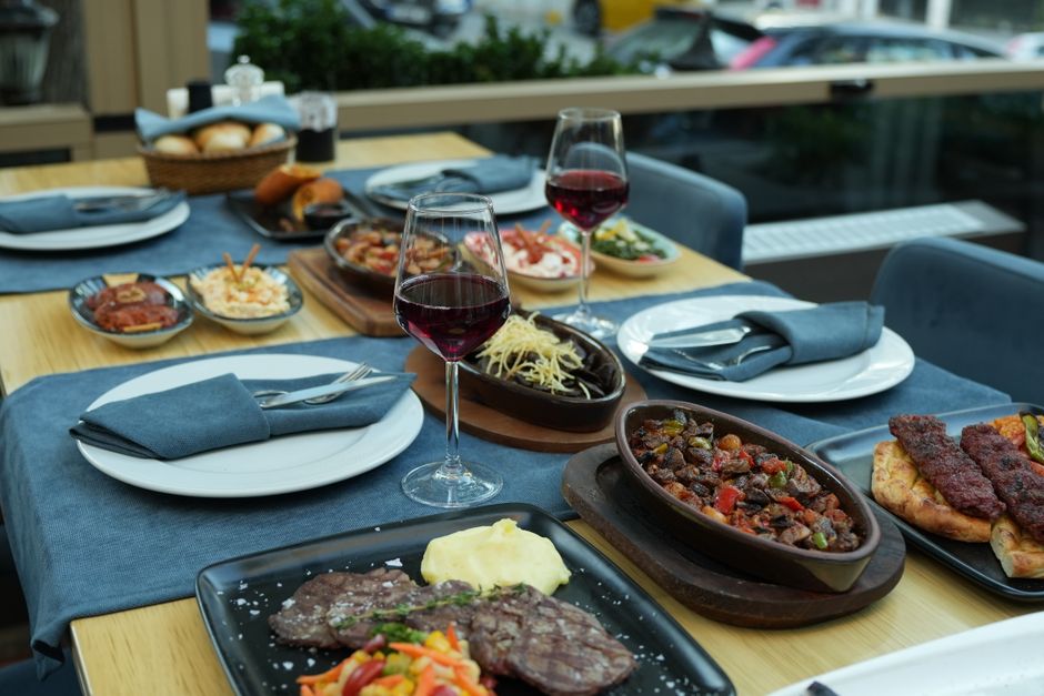 Platter of ćevapi and sumbroska bread Mostar restaurant