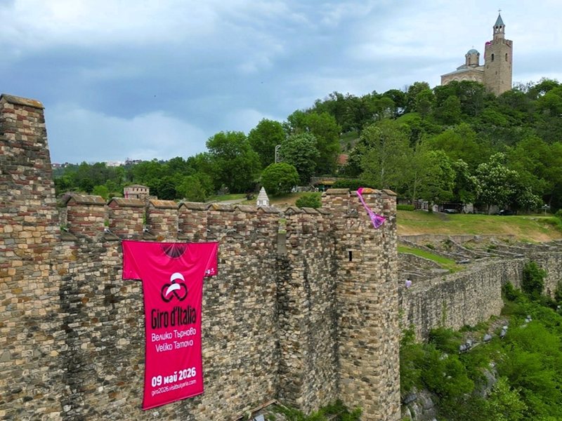 Dijeljenje ružastog majice pobjedniku etapa na Giro d'Italia u Veliko Tarnovo